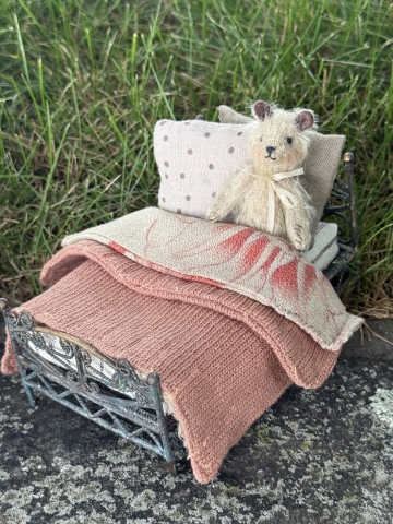 Picture of Sweet Rosey Dreams  - Widdershin Wee Bed...for Petite Blythe & Teddy Friends -