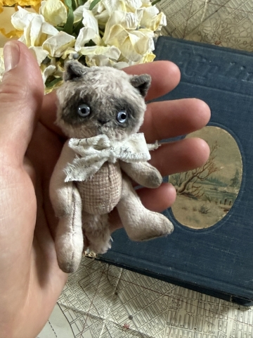 Picture of Allie Cat - ooak mini art toy by Olesya of Amici & Orsetti